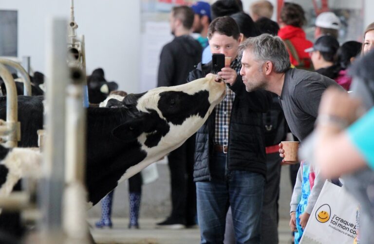Farm & Food Care Ontario and Hillmanor Holsteins host Breakfast on the Farm